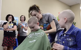 Aux Etats-Unis, des élèves se sont rasés la tête pour soutenir une camarade atteinte d'un cancer.