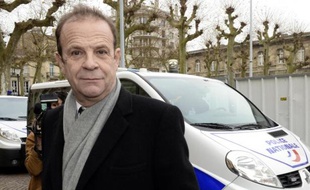 Le photographe François-Marie Banier quitte le palais de justice de Bordeaux, le 26 janvier 2014, après la première journée du procès du volet "abus de faiblesse" de l'affaire Bettencourt