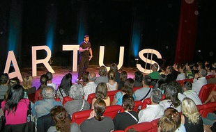 Artus, star de la télé, à l'affiche du Kawa théâtre, qui bénéficie du mécénat.