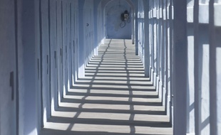 Illustration d'un couloir et des cellules d'une prison.