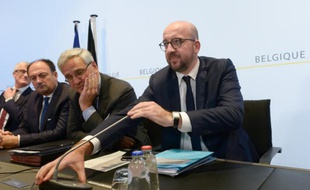 Le Premier ministre belge Charles Michel (d) lors d'une conférence de presse sur le niveau d'alerte terroriste à Bruxelles