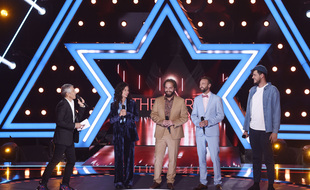 Nagui, Cynthia, le duo De Grands Enfants et Joseph Kamel sur le plateau de The Artist, le 18 septembre 2021.