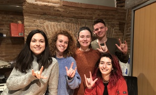 Léïsse, Lila, Ilona, Lukas et Elodie, membres de l'association Etudiant'S 31 qui réunit des étudiants sourds ou malentendants.