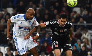 André Ayew au duel avec Aissa Mandi, lors d'OM-Reims le 13 février 2015.
