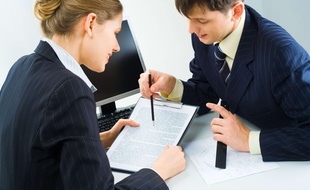 Des jeunes en entreprise (illustration)