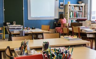 Une enseignante dans sa salle de classe, photo d'illustration.