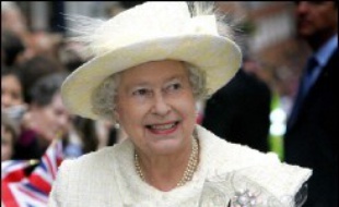 La reine Elizabeth II, qui aura 80 ans le 21 avril, va quitter le Palais de Buckingham qu'elle utilisait comme résidence principale depuis 1937, à l'exception de la période de la Seconde guerre mondiale, pour rejoindre le château de Winsdor, à l'ouest de Londres, a indiqué le Times samedi.