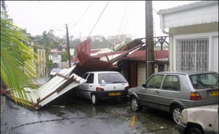 Deux morts, des toits arrachés, des arbres déracinés: la Martinique s'efforçait samedi de dresser le bilan des dégâts occasionnés par le passage la veille du cyclone Dean qui continuait à se renforcer et se rapprochait dangereusement de Haïti.