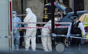 Des enquêteurs près du Parlement de Westminster à Londres