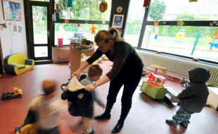 Une assistante maternelle accueille des enfants (image d'illustration).