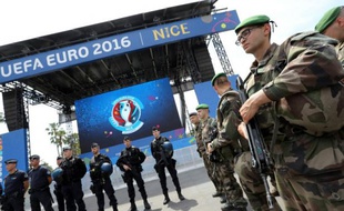 Les forces de l'ordre en position sur la fan zone de Nice, le 8 juin, 2016