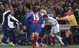 Jérôme et Laurent Leroy se battent lors d'un match entre l'OM et le PSG, en février 2000 au stade Vélodrome.