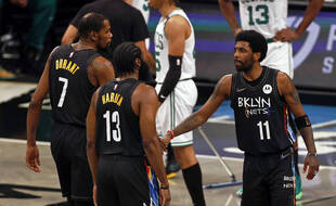 Les Brooklyn Nets avec leur trio infernal James Harden, Kyrie Irving (11) et Kevin Durant. (AP Photo/Adam Hunger)