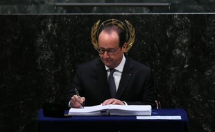 Le président français François Hollande signe l'accord sur le climat, à l'ONU à New York, le 22 avril 2016