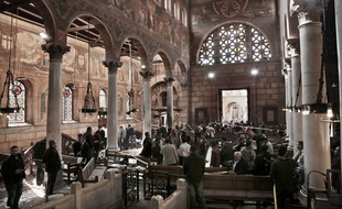 Les forces de sécurité examinent la scène à l'intérieur de la cathédrale Saint-Marc au centre du Caire, à la suite d'un attentat à la bombe, dimanche 11 décembre 2016.