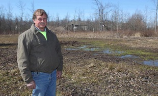 Paul Marinaccio devant son terrain inondé, à Clarence (Etat de New York), le 6 avril 2013.