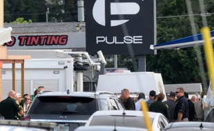 Des policiers à l'extérieur de la discothèque le Pulse après la pire fusillade de masse de l'histoire des Etats-Unis qui a fait au moins 50 morts, le 12 juin à Orlando (Floride)