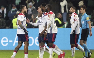Ici félicité par ses partenaires Memphis Depay, Houssem Aouar, Tanguy Ndombele et Nabil Fekir, Moussa Ndombele a été le héros du derby au stade Geoffroy-Guichard (1-2).