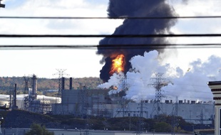 Une explosition et un incendie ont eu lieu à la raffinerie d'Irvine Oil à Saint-Jean, au Canada, le 8 octobre 2018.
