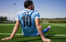 Frisson, Rayan Cherki récupère le numéro 10 de Grealish à Manchester City