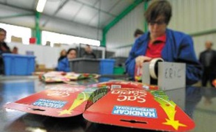 Pendant six mois, 35 adultes handicapés d'un Etablissement d'aide par le travail plient et emballent les sacs créés par l'ONG lyonnaise il y a dix-huit ans.