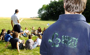 Les scouts et guides de France de Colombes, lors d'un temps de parole, pendant leur camp à Grisy-Suisne (Seine-et-marne).