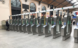 140 portiques de validation des titres de transports sont désormais opérationnels à la gare Saint-Lazare à Paris pour lutter contre les fraudes.