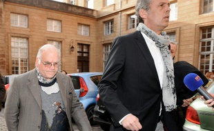 Henri Leclaire et son avocat Thomas Hellenbrand à leur arrivée au palais de justice le 1er avril 2014 à Metz AFP PHOTO / JEAN-CHRISTOPHE VERHAEGEN