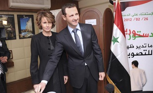 Le président syrien Bachar al-Assad et sa femme Asma, lors du vote du référendum constitutionnel, le 26 février 2012 à Damas (Syrie).