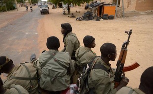 Au total sept personnes, dont un soldat malien et un civil nigérian, ont été tuées depuis 24 heures à Tombouctou (nord-ouest du Mali), où des affrontements se poursuivaient dimanche soir entre soldats maliens appuyés par des français et jihadistes infiltrés dans la ville.