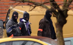 Des policiers, près de la résidence Belle Paule à Toulouse, où l'auteur présumé de sept assassinats est retranché, le 21 mars 2012.