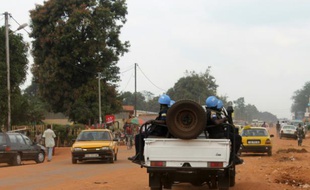 Des casques bleus de la Minusca, l'opération de l'Onu en Centrafrique, dans un véhicule le 15 septembre 2014 à Bangui