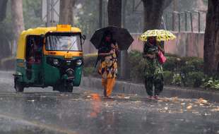 A New Delhi, des trombes d'eau rendent les déplacements difficiles mercredi 19 mai 2021.