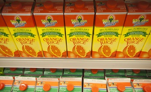 Des briques de jus d'orange