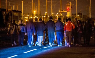 Des migrants à proximité du terminal d'Eurotunnel le 6 août 2015 à Frethun près de Calais