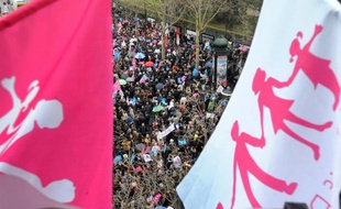 Plus de 700 amendements ont été déposés par les députés UMP sur le projet du mariage gay qui doit être examiné en commission à partir de lundi après-midi, a-t-on indiqué de source parlementaire.