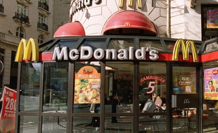 Photo prise le 04 avril 2001 à Paris de la devanture d'un fast-food Mcdonald's, la chaîne américaine de restauration rapide.