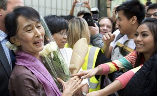 L'opposante birmane Aung San Suu Kyi a débuté mardi une semaine au Royaume-Uni particulièrement chargée d'émotion, puisqu'elle doit fêter ses 67 ans à Oxford, où elle a fait ses études et rencontré son époux et père de ses deux enfants.