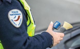 Un policier pratiquant un test d'alcoolémie (Illustration)