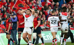 La détresse du pilier du Stade Toulousain Dorian Aldegheri après la défaite de son équipe chez les Irlandais du Munster, en quart de finale de Coupe d'Europe (41-17), le 1er avril 2017 à Limerick.