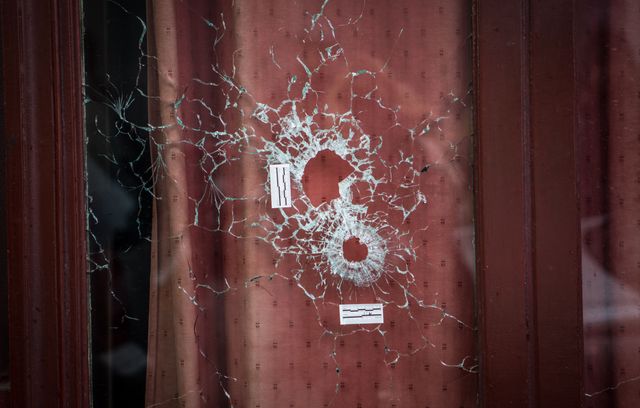 Les impacts de balles sur la façade du café Le Carillon rappellent que les terroristes ont tiré à l’arme lourde.