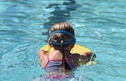 Des jumelles de 9 ans sauvent une fillette inanimée dans une piscine
