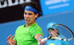 L'Espagnol Rafael Nadal, tête de série N.2, n'a pas à eu à beaucoup s'employer pour se qualifier pour le deuxième tour de l'Open d'Australie, aux dépens de l'Américain Alex Kuznetsov battu 6-4, 6-1, 6-1, alors que chez les dames, la tenante du titre belge Kim Clijsters s'est montrée moins convaincante face à la Portugaise Maria Joao Koehler, lundi à Melbourne.