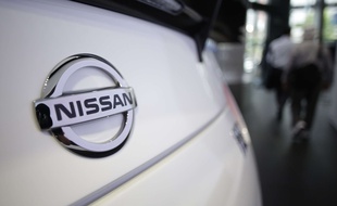 Une Nissan anti-collision heurte la présentatrice dans un salon de l'automobile