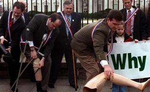 Le 1er mars 1999, manifestation devant la Maison Blanche à Washington pour demander la signature par les Etats-Unis du traité d'interdiction des mines antipersonnel