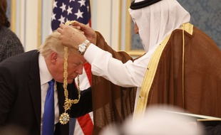 Donald Trump reçoit la médaille de l’Ordre du roi Abdelaziz Al Saoud des mains du roi Salmane, à Riyad le 20 mai 2017.