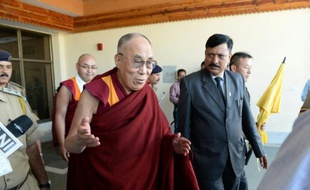 Le dalaï lama à son arrivée à l'aéroport de Dharamsala, le 3 octobre 2015, en Inde