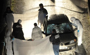Des enquêteurs de la police judiciaire s'affairent, 18 février 2011, sur le lieu du double assassinat de François-Antoine Mattei et son cousin Jean-Baptiste Mattei, sur une route sinueuse de montagne, à Corscia dans le centre de la Corse