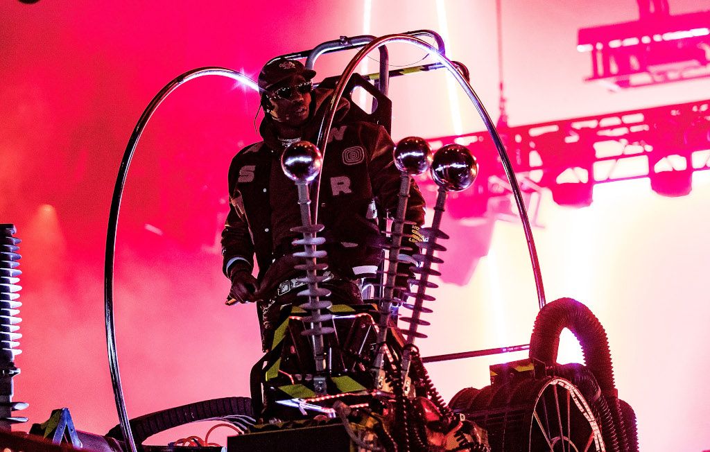 Drame d'Astroworld : Une première plainte réclame 750 millions de dollars à  Travis Scott et Drake