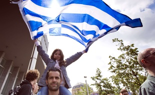 Un homme et sa fille, dans la manifestation de solidarité avec la Grèce qui s'est tenue le 20 juin 2015 à Bruxelles (Belgique).